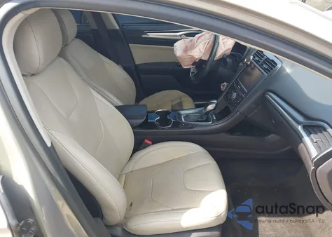 2015 Ford Fusion Energi Titanium z USA, uszkodzony, nr VIN 3FA6P0SU1FR245815